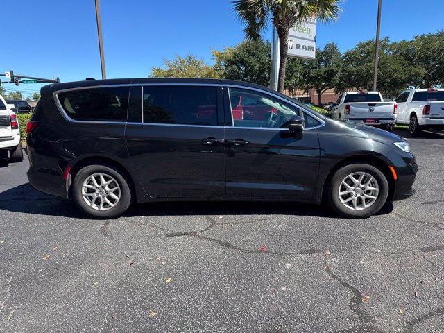Used 2023 Chrysler Pacifica Touring-L FWD image 9