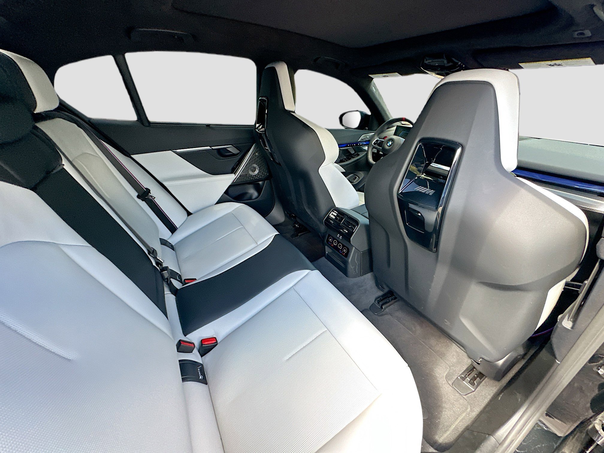 Used 2026 BMW M5 w/ Executive Package image 29