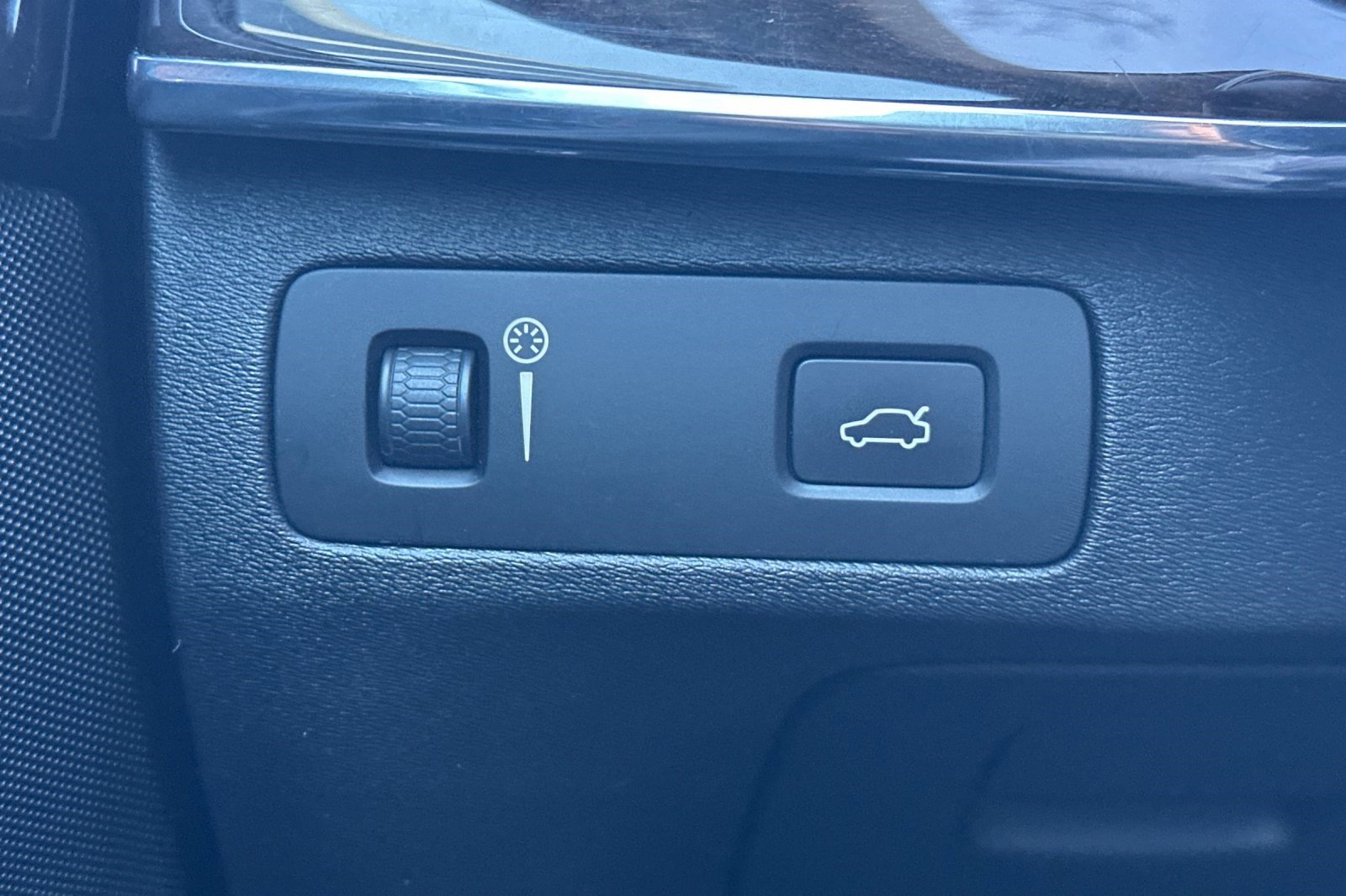 Used 2016 Volvo XC90 T6 Momentum w/ Momentum Plus Package image 38