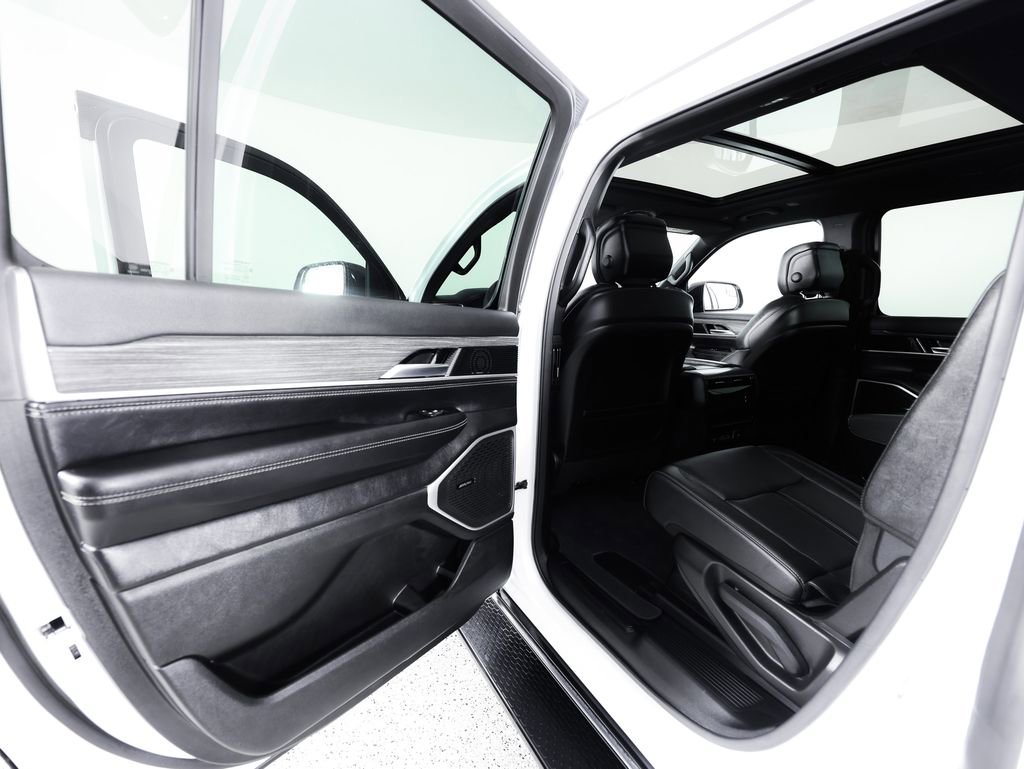 Used 2023 Jeep Wagoneer Series II w/ Premium Group I AWD/4WD image 18