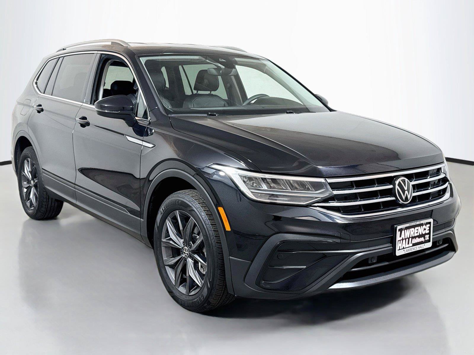 Used 2023 Volkswagen Tiguan SE FWD image 3