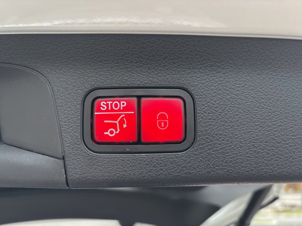 Used 2025 Mercedes-Benz GLS 450 4MATIC image 11