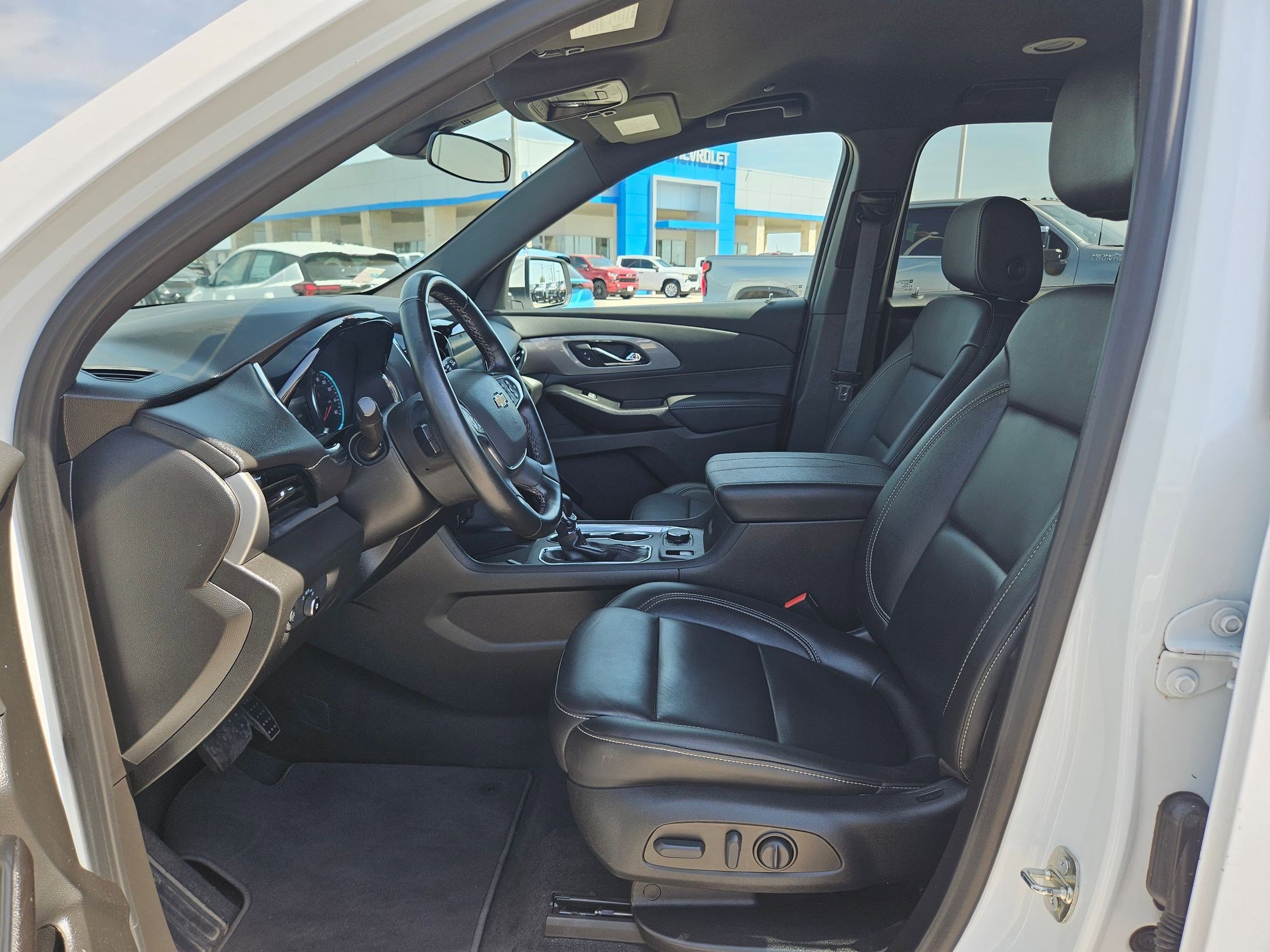 Used 2023 Chevrolet Traverse LT image 9