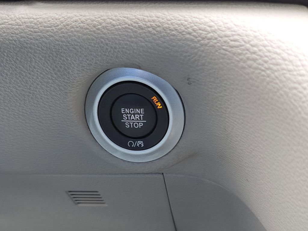 Used 2024 Chrysler Pacifica Select image 27