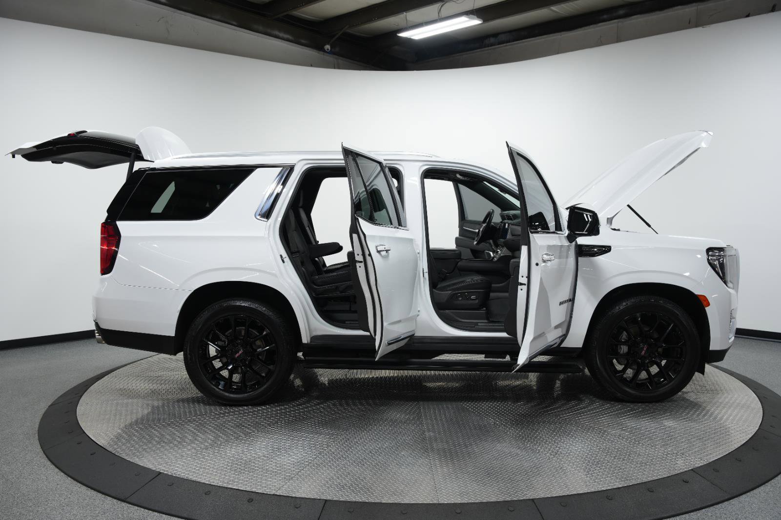 Used 2023 GMC Yukon Denali w/ LPO, Floor Liner Package image 11