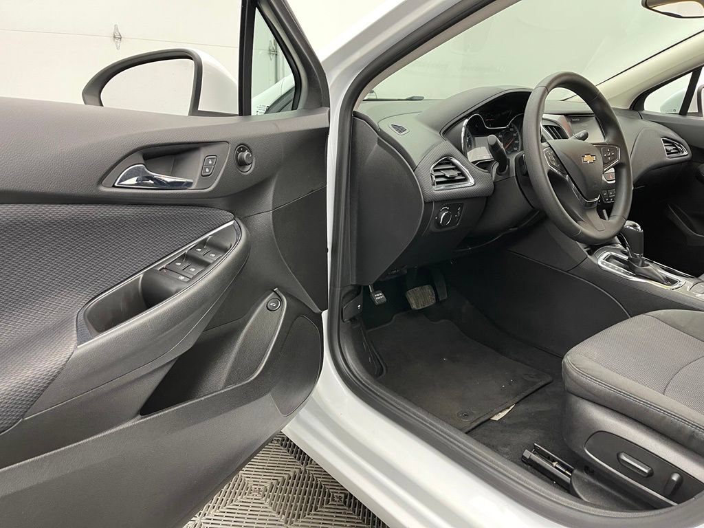 Used 2017 Chevrolet Cruze LT w/ Convenience Package FWD image 14