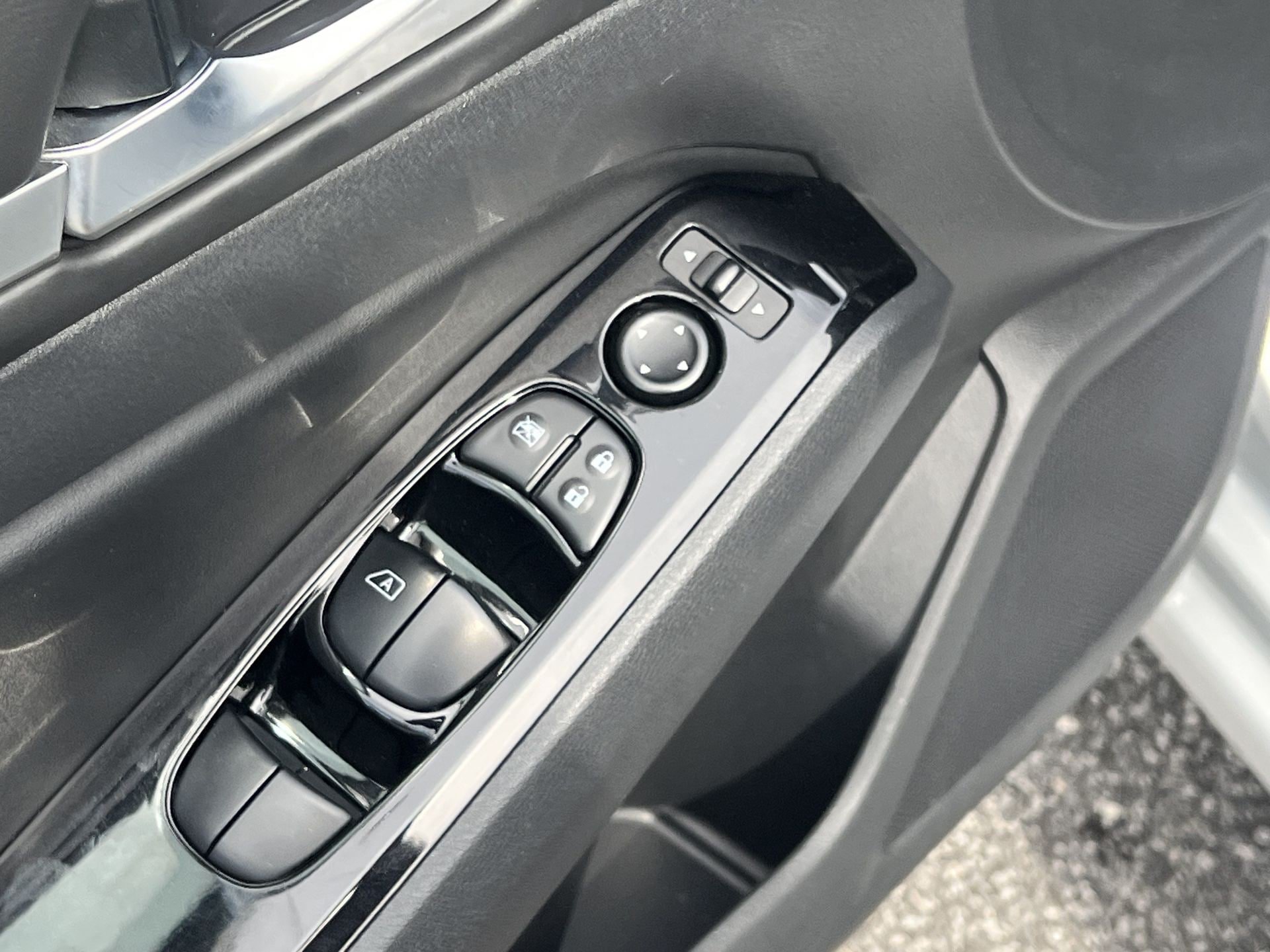 Used 2024 Nissan Altima 2.5 SR FWD image 15