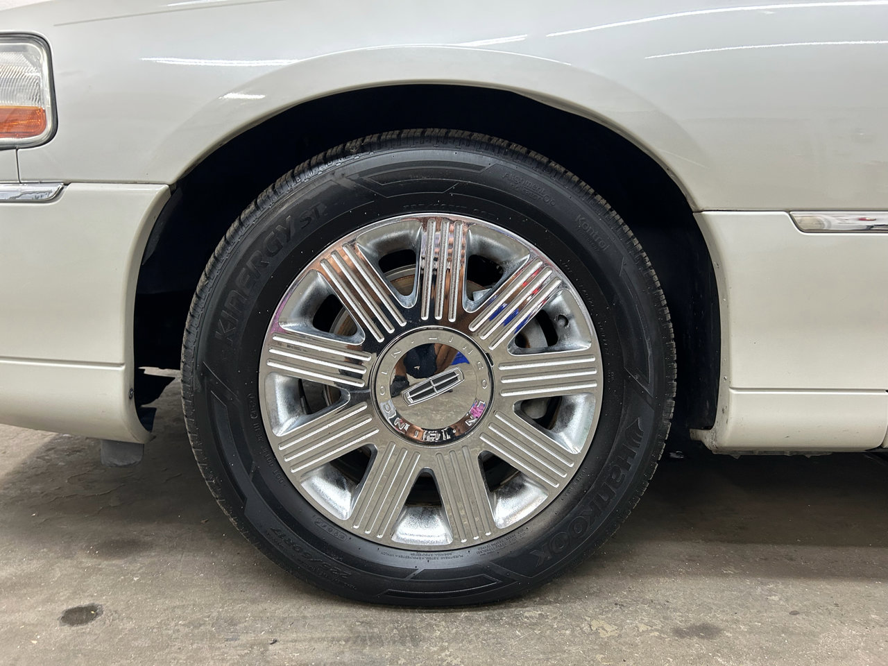 Used 2004 Lincoln Town Car Ultimate RWD image 8