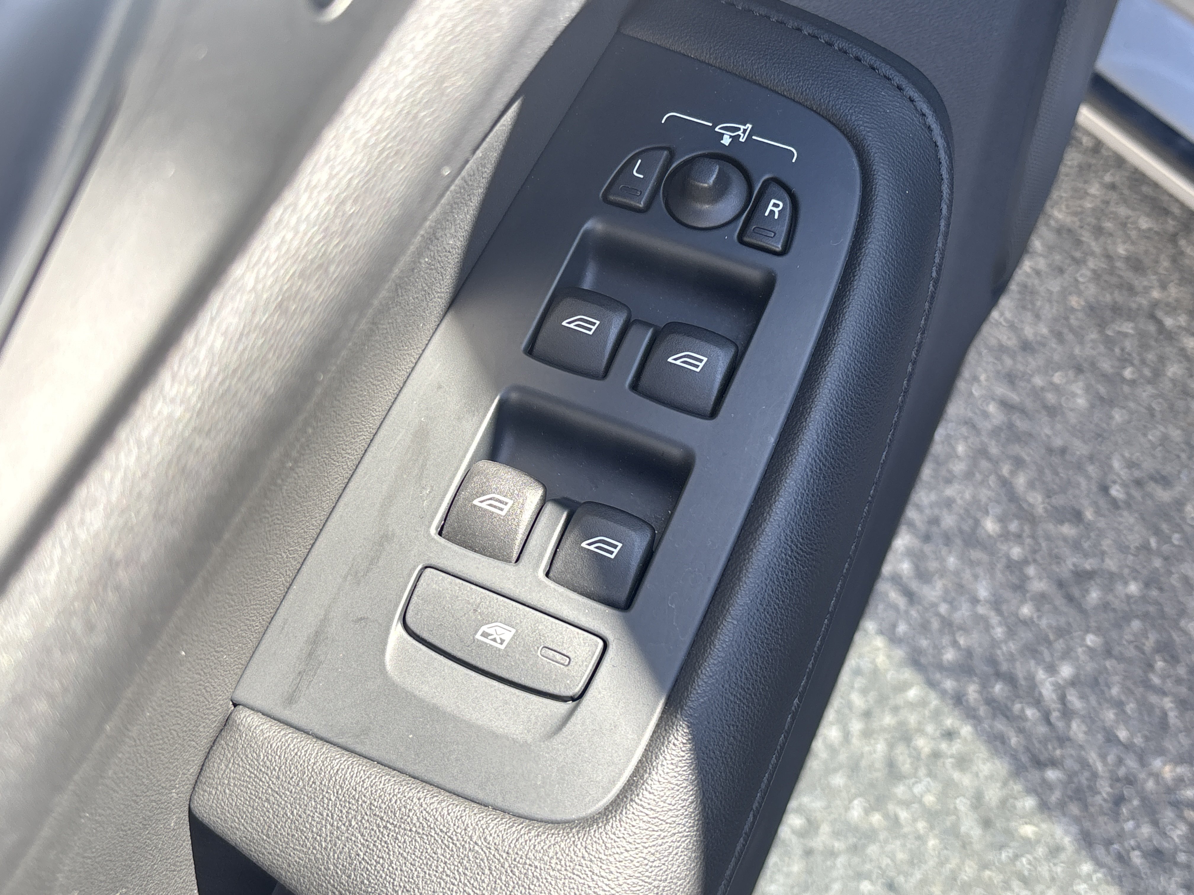 Used 2025 Volvo S60 B5 Core FWD image 35