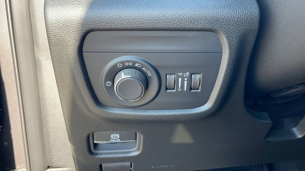 New 2024 Jeep Grand Cherokee L Laredo w/ Luxury Tech Group I image 27