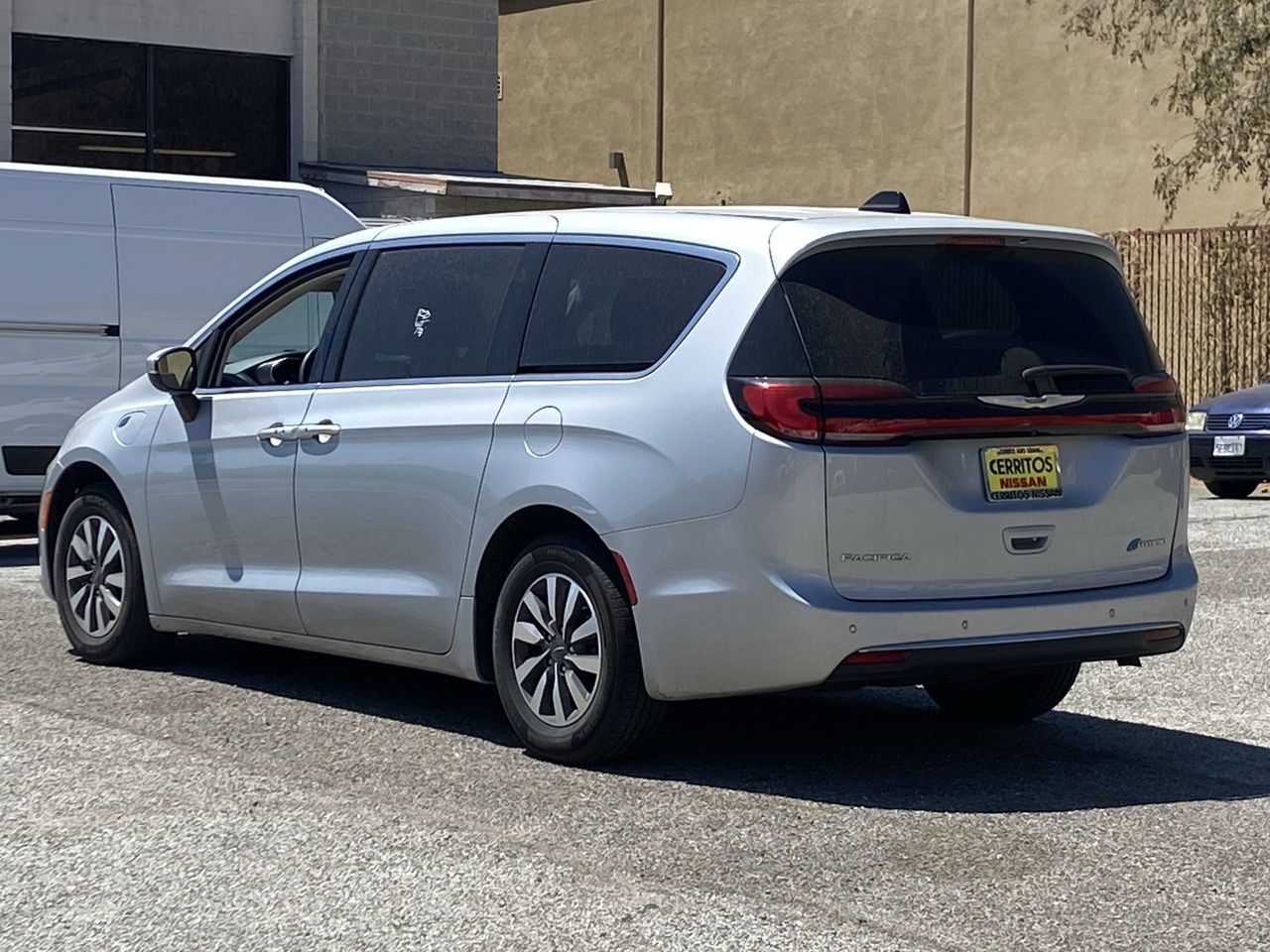 Used 2023 Chrysler Pacifica Touring-L FWD image 4