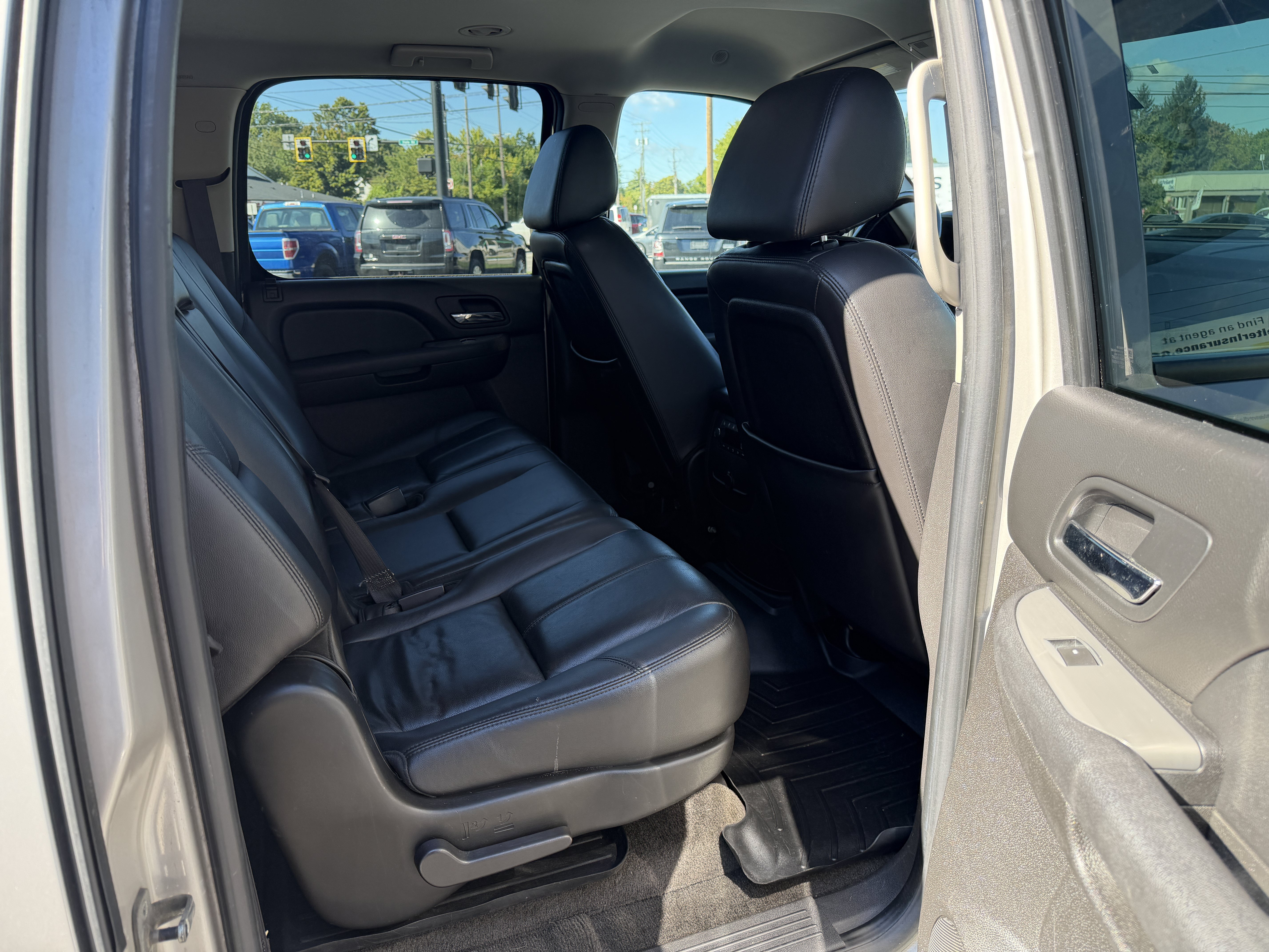 Used 2009 Chevrolet Suburban LT w/ Luxury Package AWD/4WD image 16