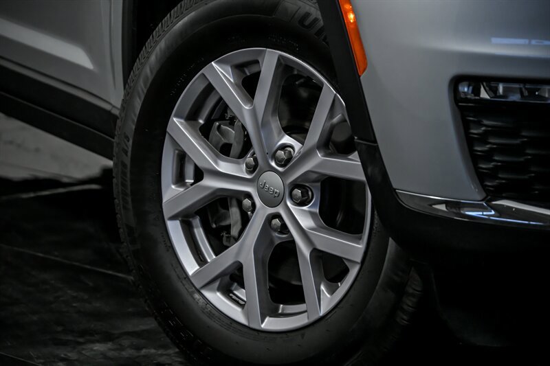 Used 2022 Jeep Grand Cherokee L Limited AWD/4WD image 3