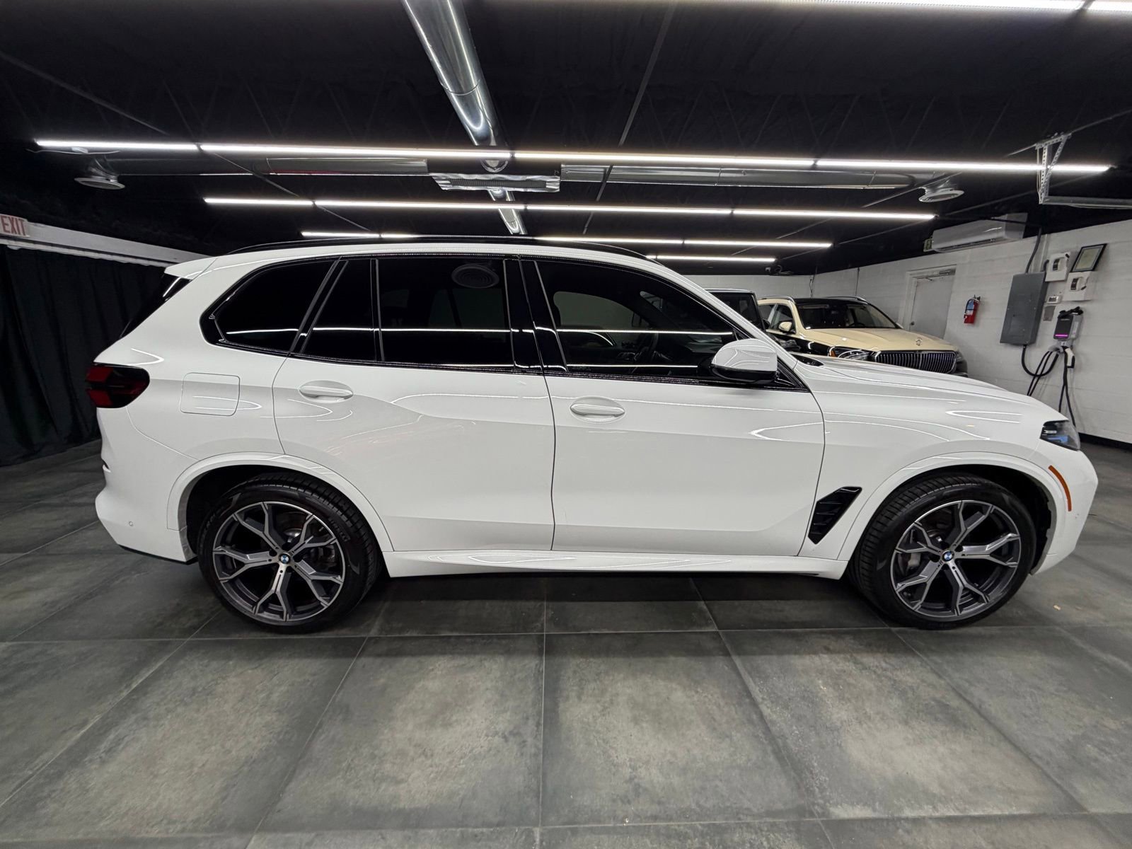 Used 2025 BMW X5 sDrive40i w/ M Sport Package image 8