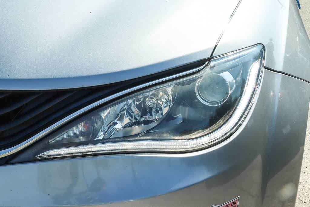 Used 2019 Chrysler Pacifica Limited w/ Advanced Safetytec Group FWD image 8