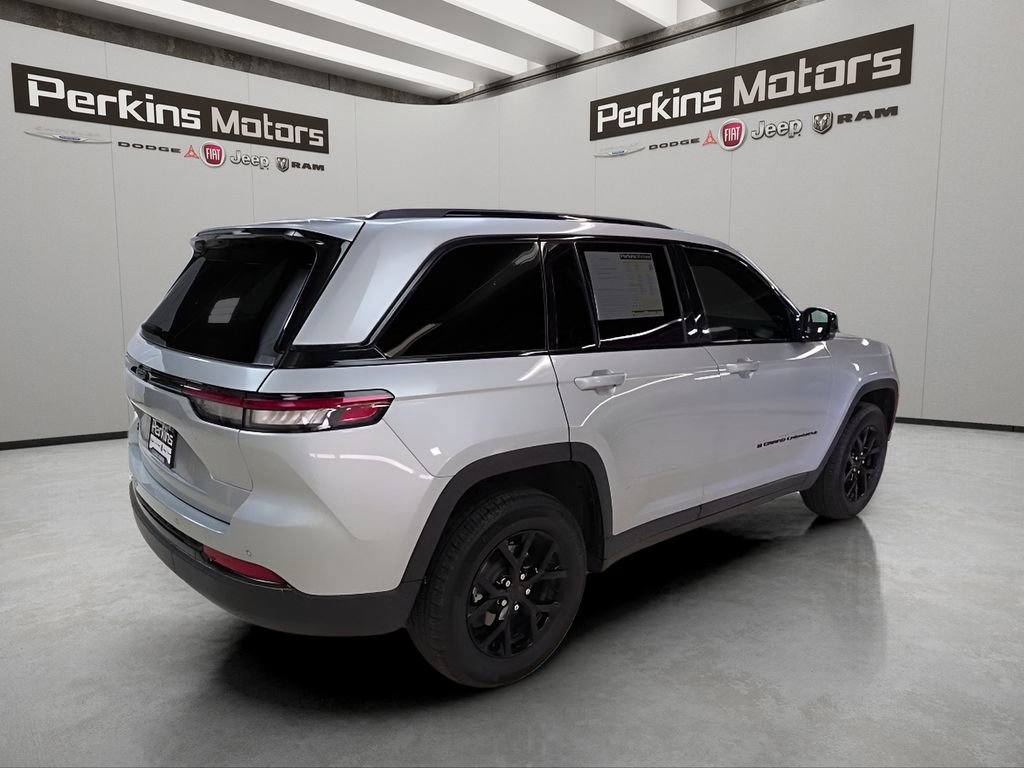Used 2025 Jeep Grand Cherokee Altitude image 5