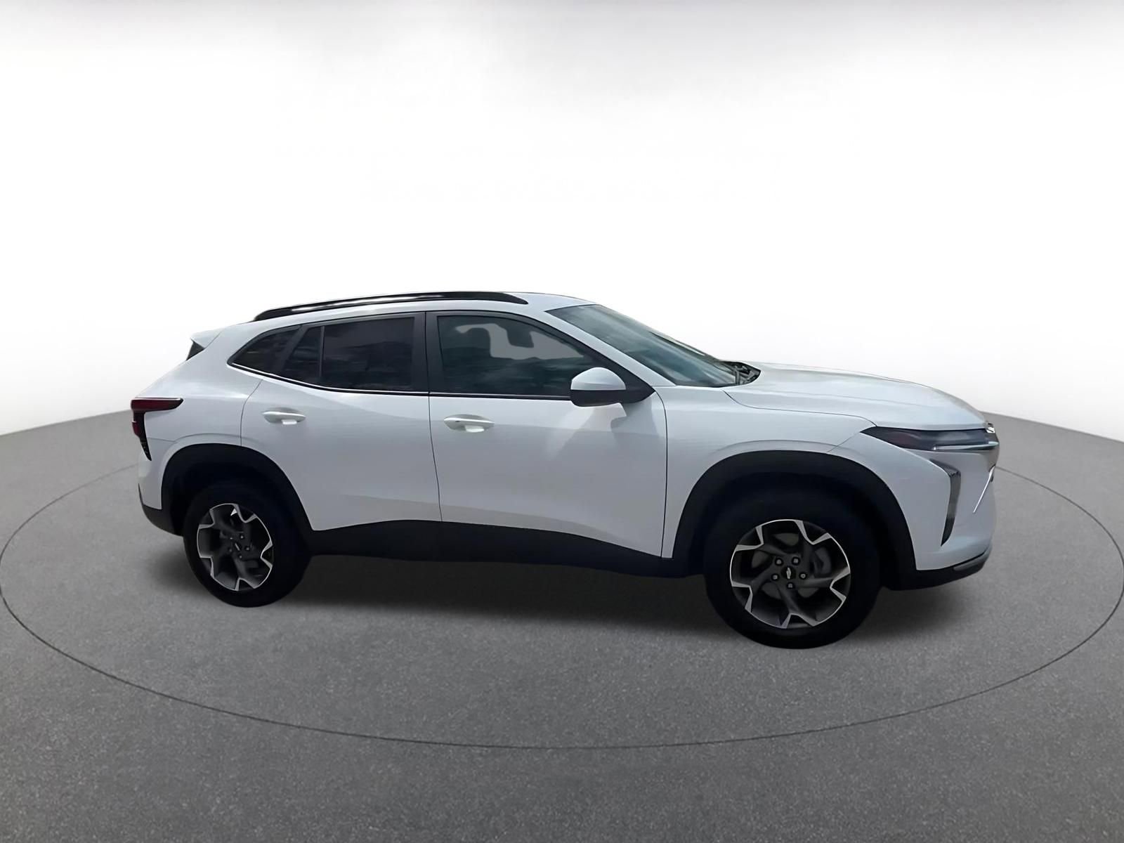 Used 2025 Chevrolet Trax LT w/ LT Convenience Package image 2