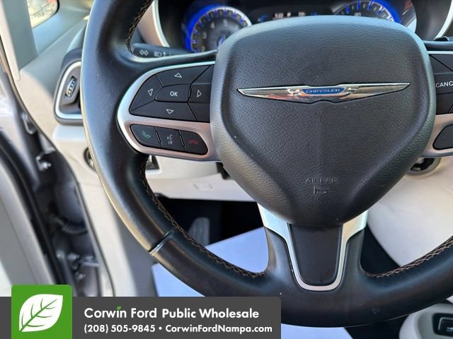 Used 2017 Chrysler Pacifica Touring-L FWD image 15