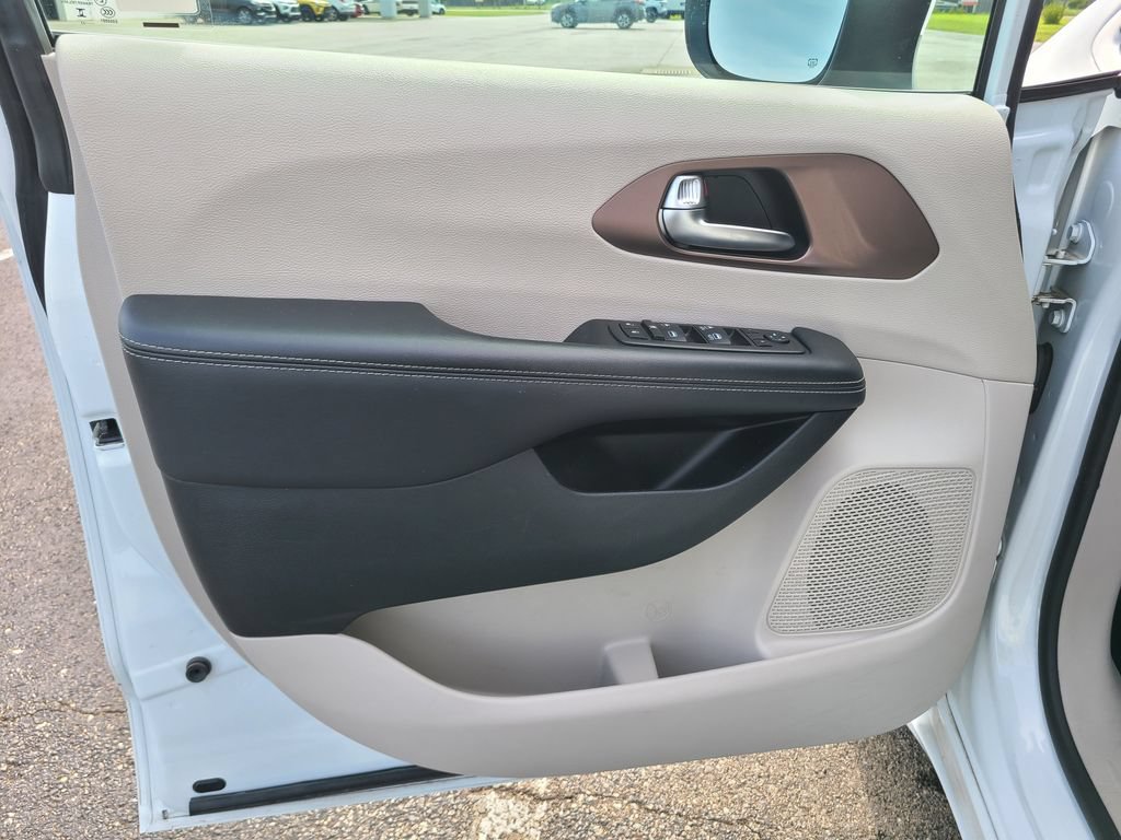 Used 2023 Chrysler Voyager LX FWD image 20