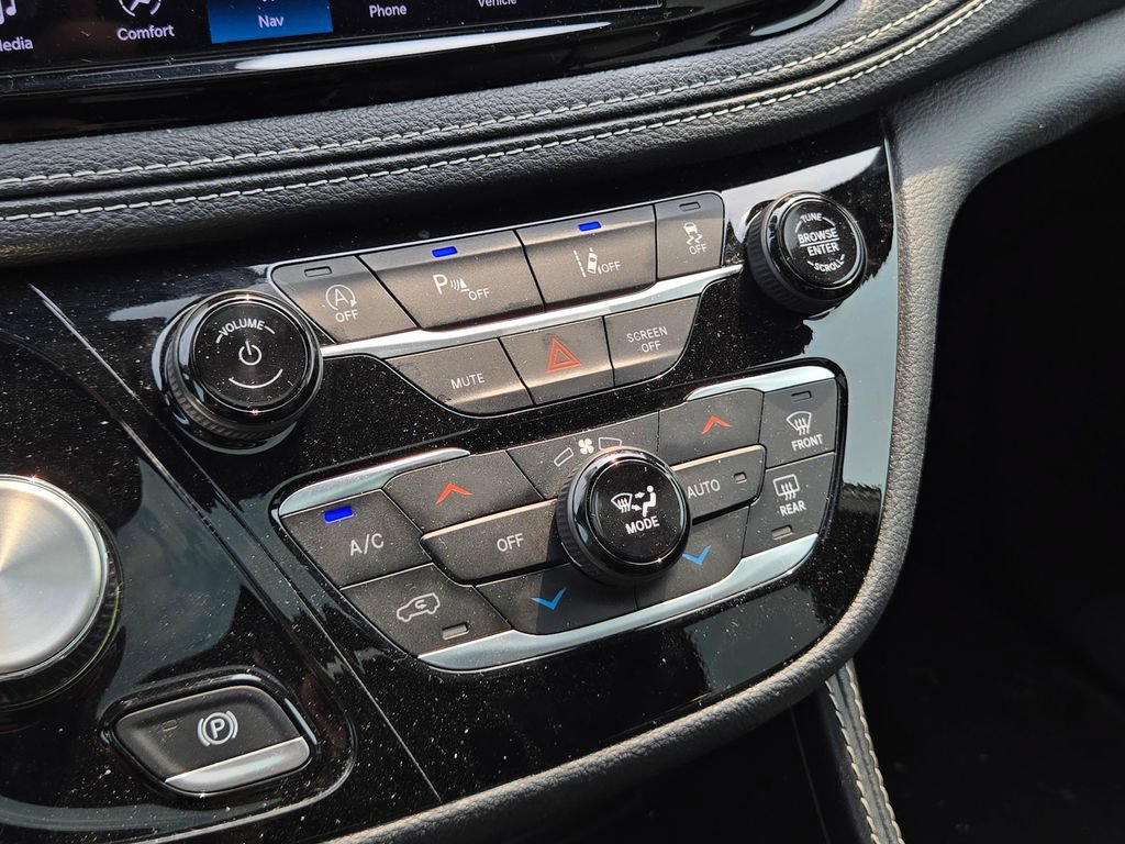 Used 2025 Chrysler Pacifica Limited FWD image 30