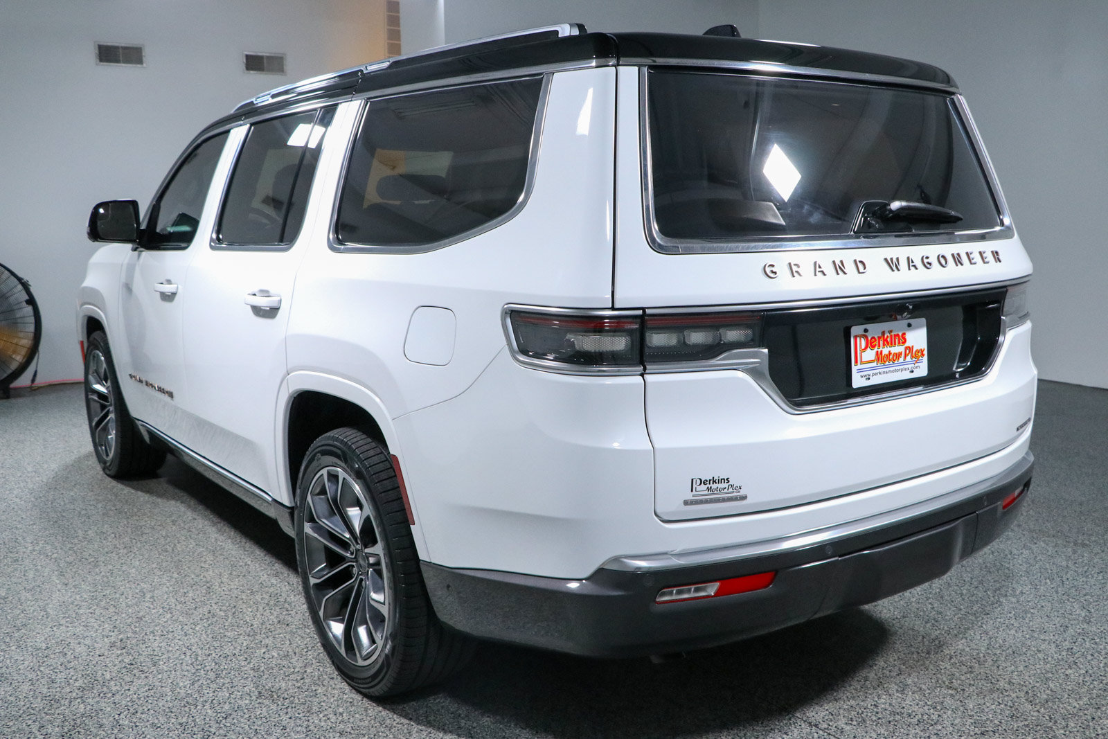 Used 2022 Jeep Grand Wagoneer Series III w/ HD Trailer Tow Package AWD/4WD image 9