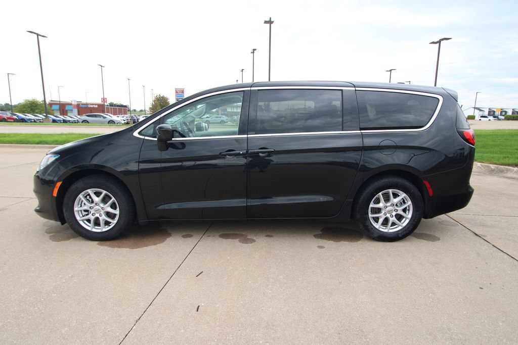 Used 2022 Chrysler Voyager LX FWD image 18