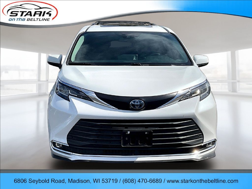 Used 2022 Toyota Sienna XLE FWD image 2