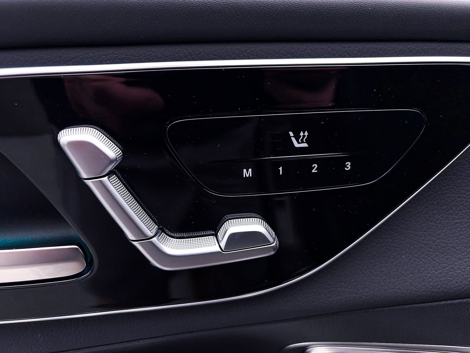 Used 2024 Mercedes-Benz GLC 300 4MATIC w/ AMG Line image 19