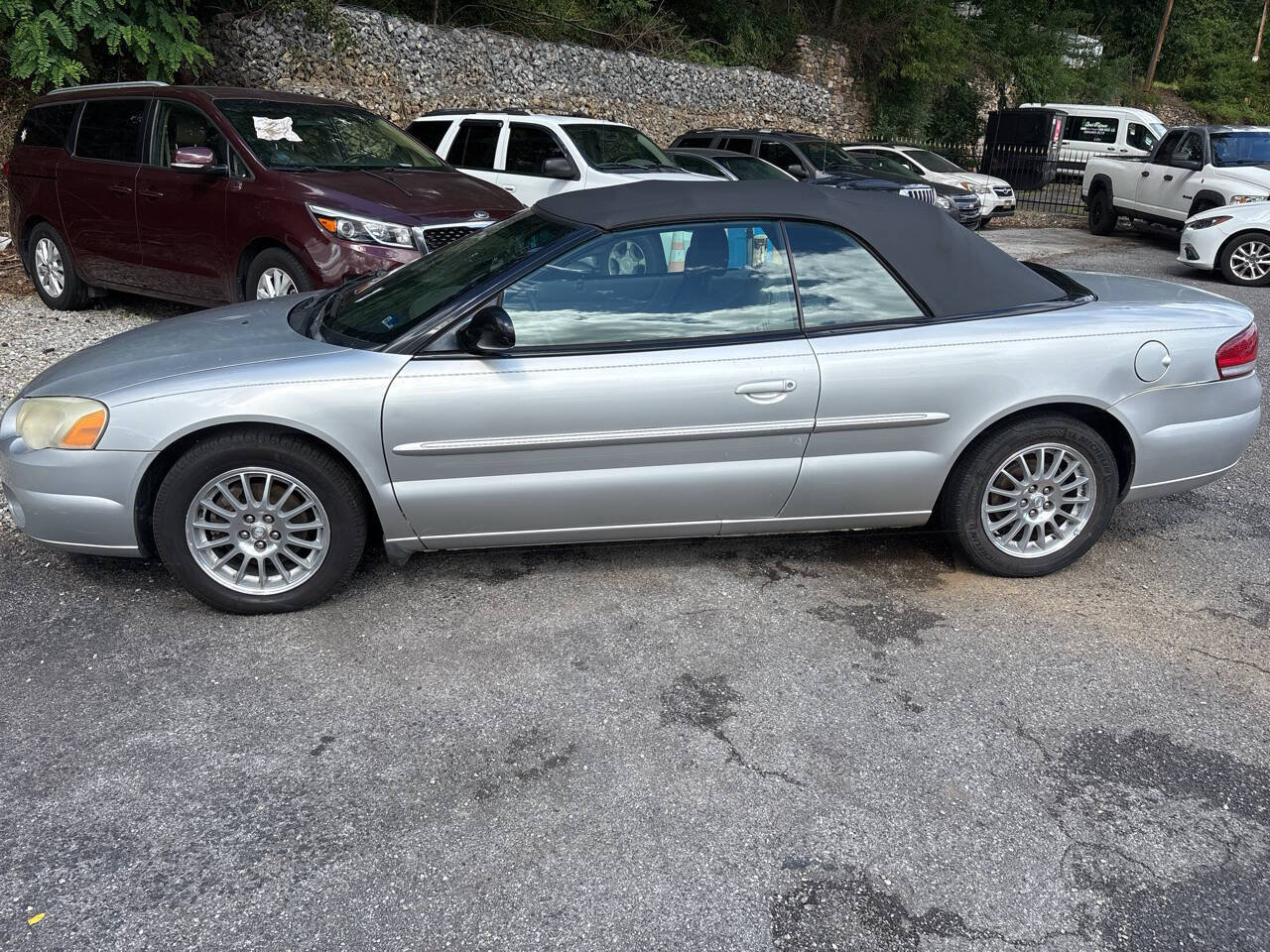 Used 2005 Chrysler Sebring Touring FWD image 2