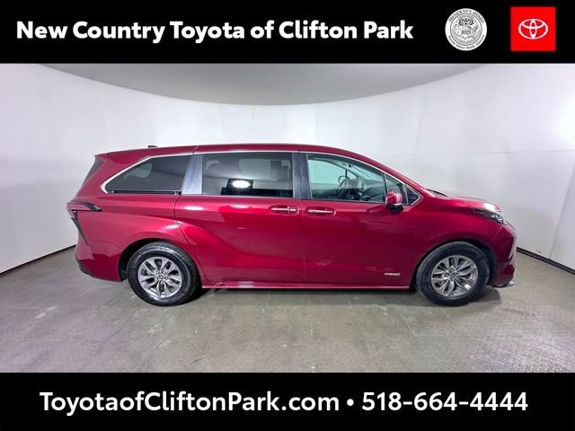 Used 2021 Toyota Sienna XLE image 2