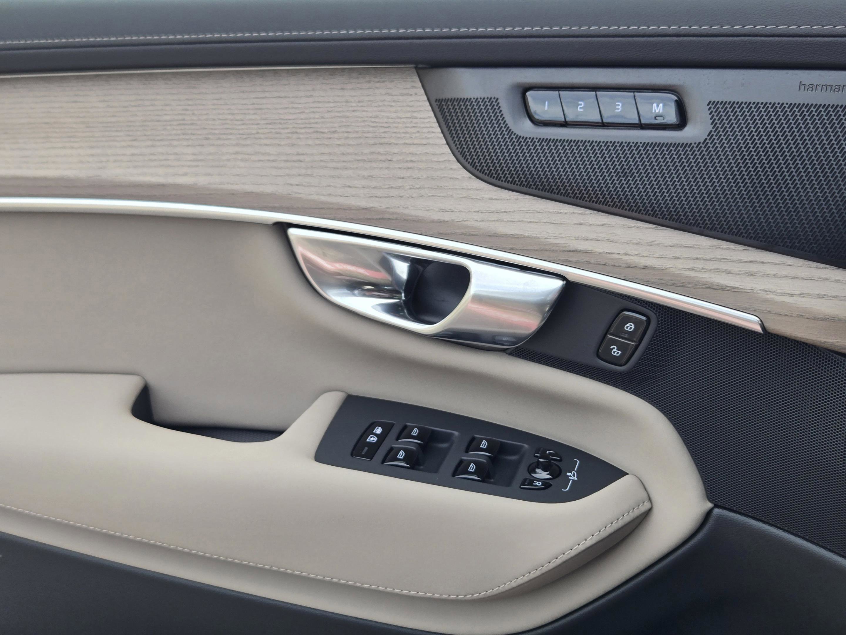 New 2026 Volvo XC90 B6 Plus w/ Protection Package Premier image 19