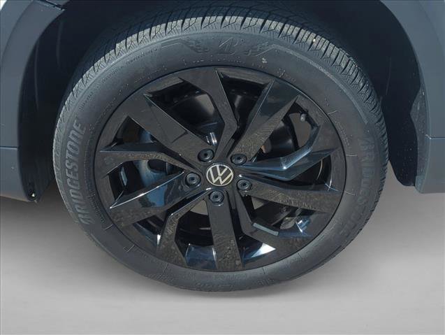 Used 2023 Volkswagen Taos SE w/ Panoramic Sunroof Package FWD image 23