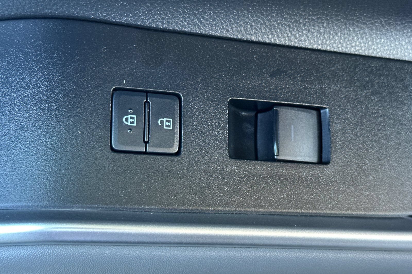 Used 2021 Toyota Highlander LE AWD/4WD image 23