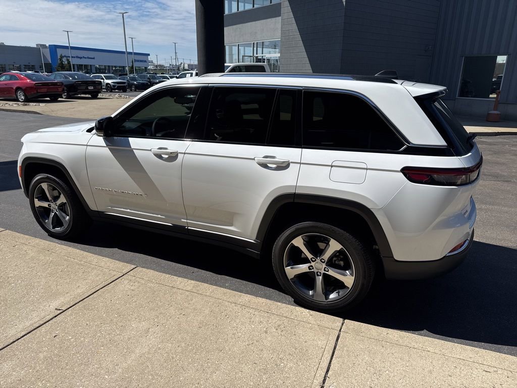 Certified 2023 Jeep Grand Cherokee Limited w/ Trailer Tow Prep Group (B) image 4