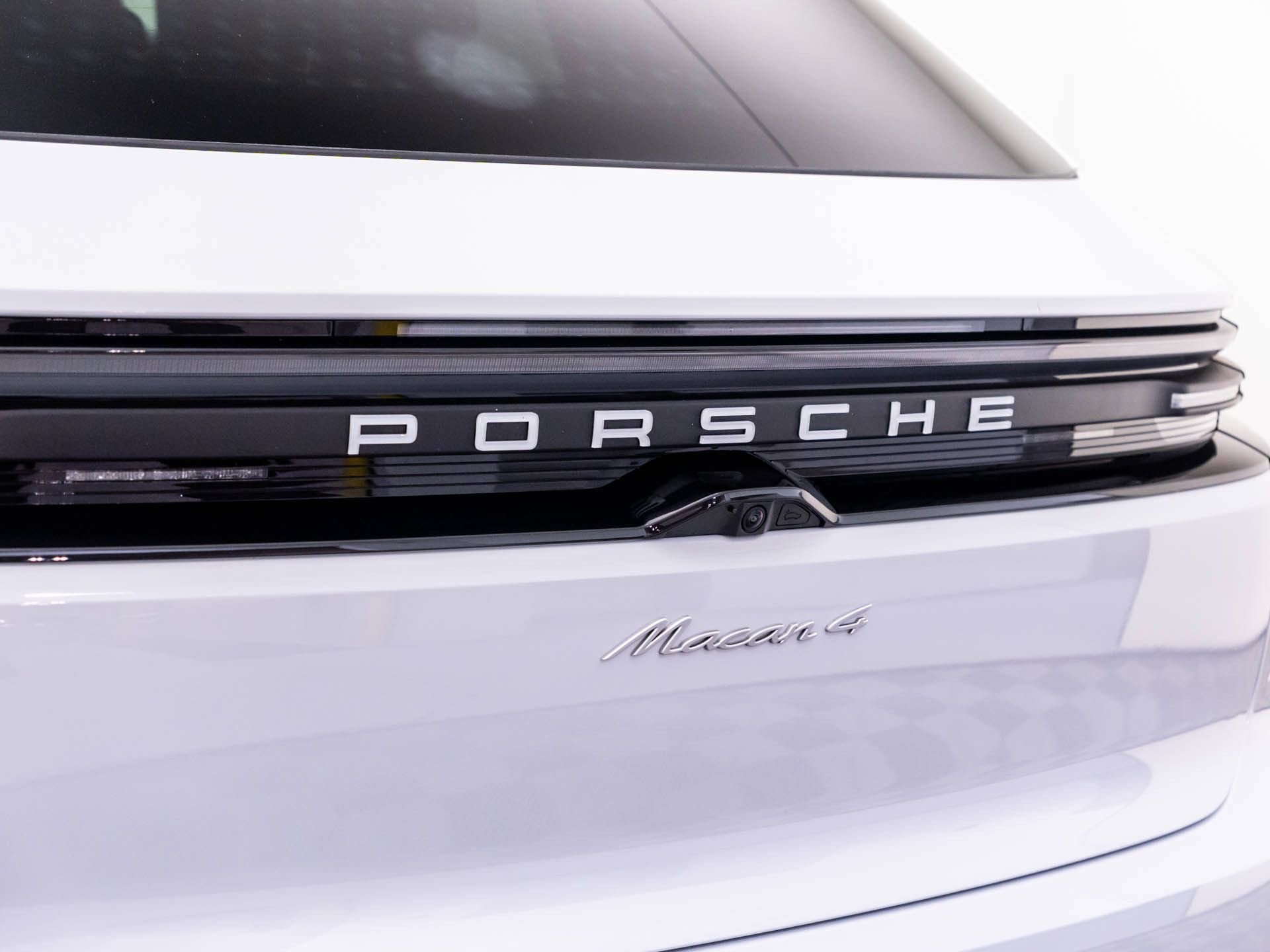 Certified 2025 Porsche Macan 4 Electric AWD/4WD image 37