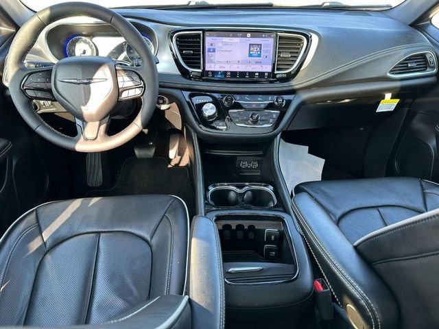 Used 2025 Chrysler Pacifica Limited image 13
