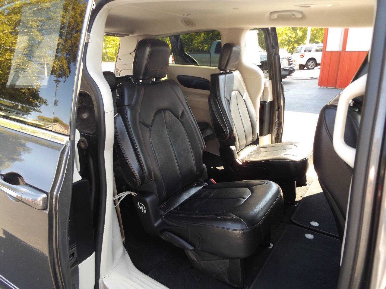 Used 2017 Chrysler Pacifica Touring-L image 21