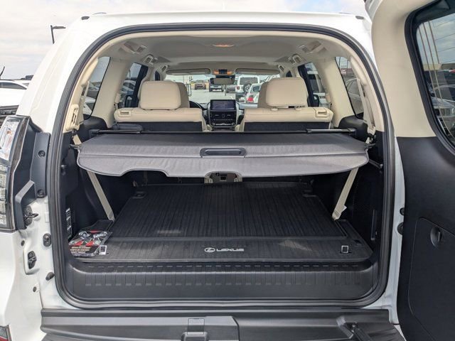 Used 2023 Lexus GX 460 Premium w/ Accessory Package image 12