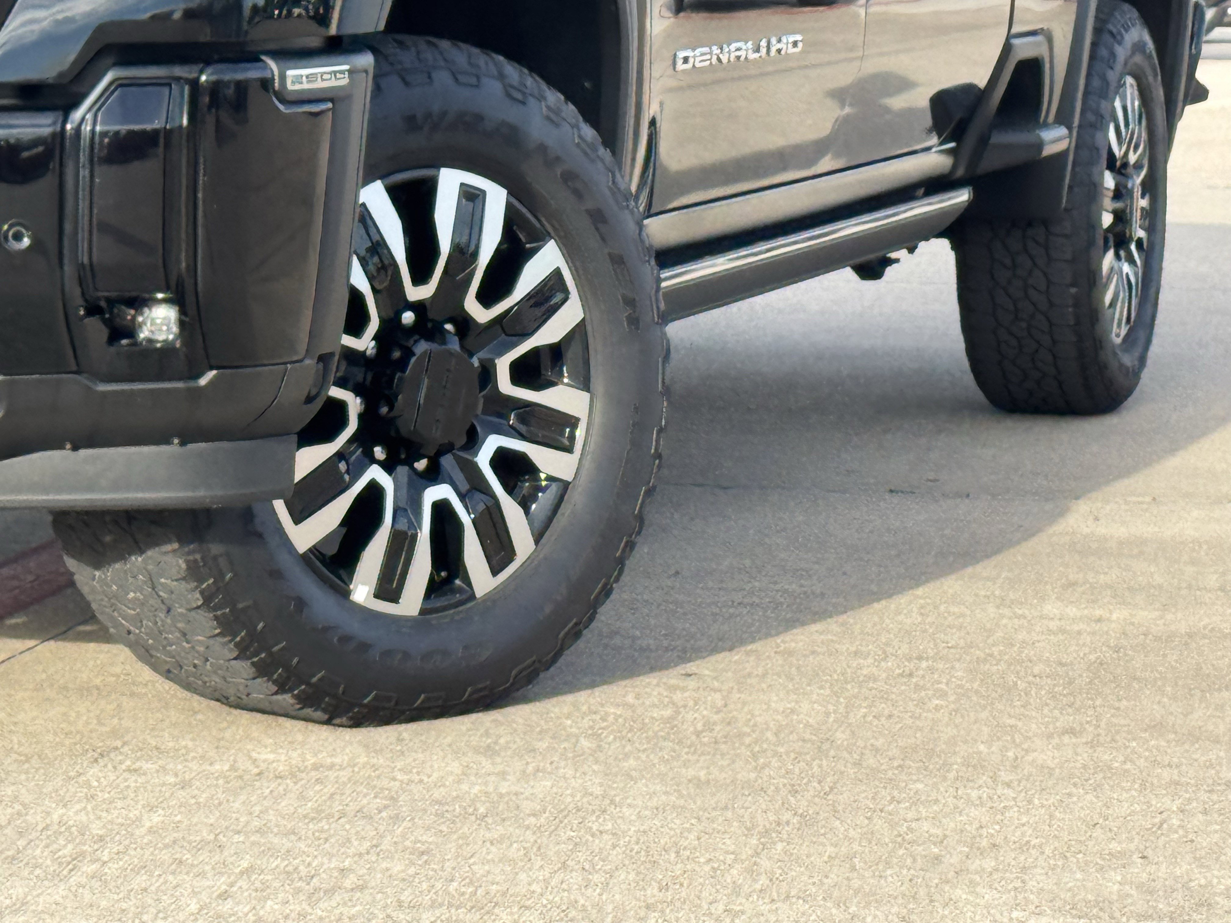 Used 2025 GMC Sierra 2500 Denali Ultimate image 12