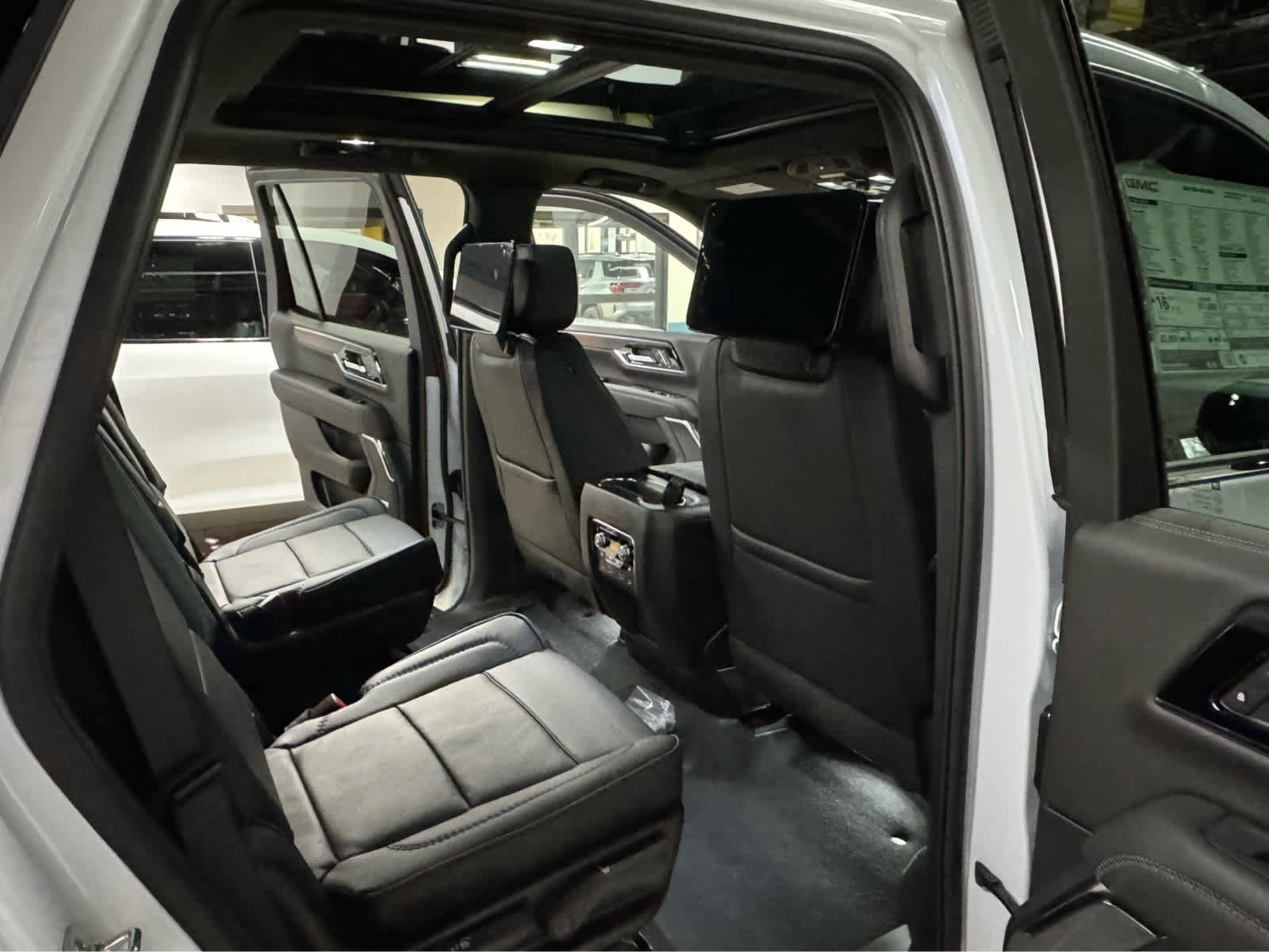 New 2026 GMC Yukon Denali w/ Denali Reserve Package AWD/4WD image 11