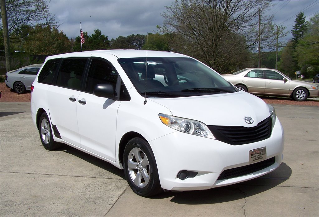 Used 2013 Toyota Sienna L FWD image 1