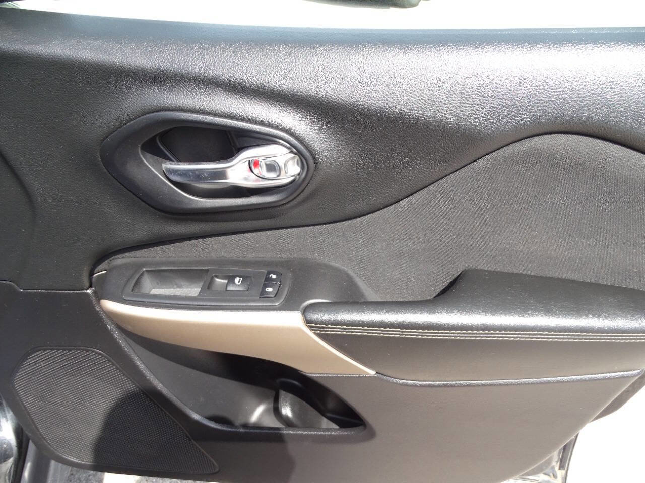 Used 2018 Jeep Cherokee Sport w/ Cold Weather Group AWD/4WD image 37