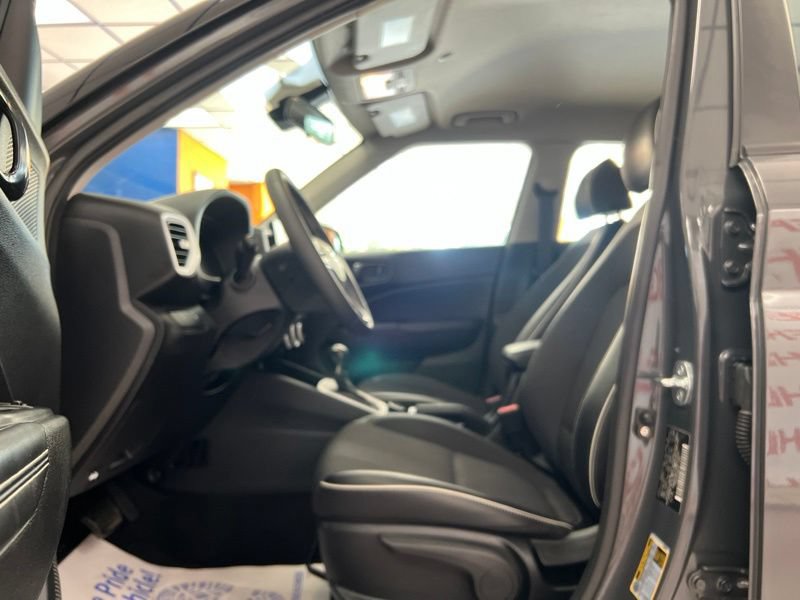 Used 2023 Hyundai Venue Limited FWD image 17