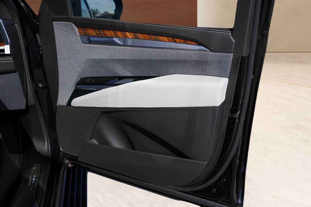 Certified 2025 Cadillac Escalade Sport Platinum w/ LPO, Floor Liner Package AWD/4WD image 29