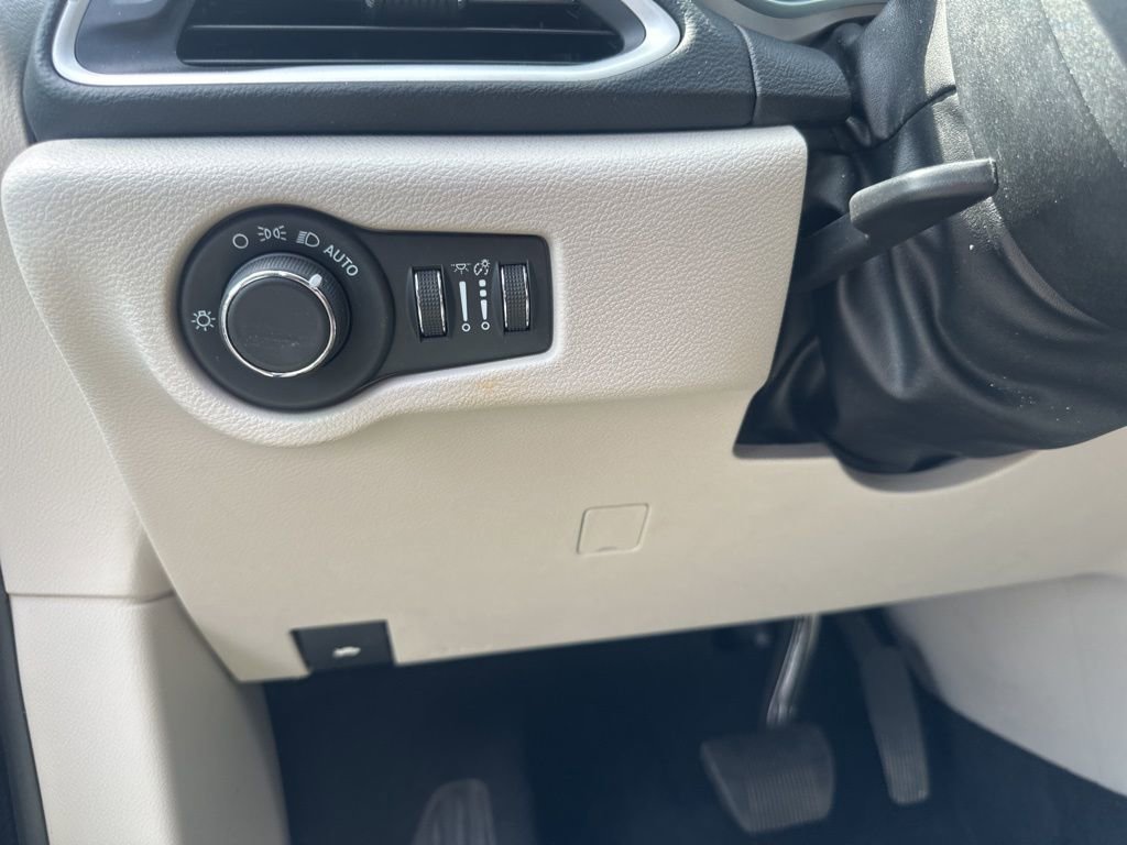 Used 2022 Chrysler Voyager LX image 29