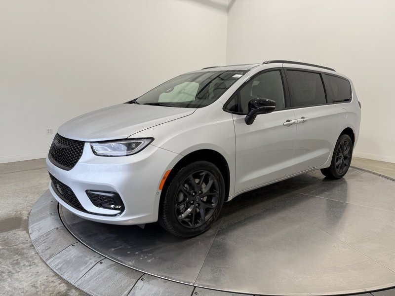 New 2026 Chrysler Pacifica Limited image 3