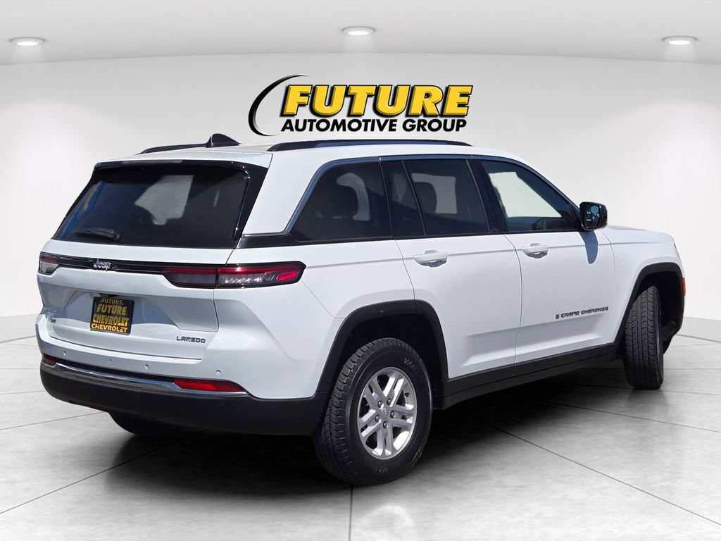 Used 2023 Jeep Grand Cherokee Laredo AWD/4WD image 4