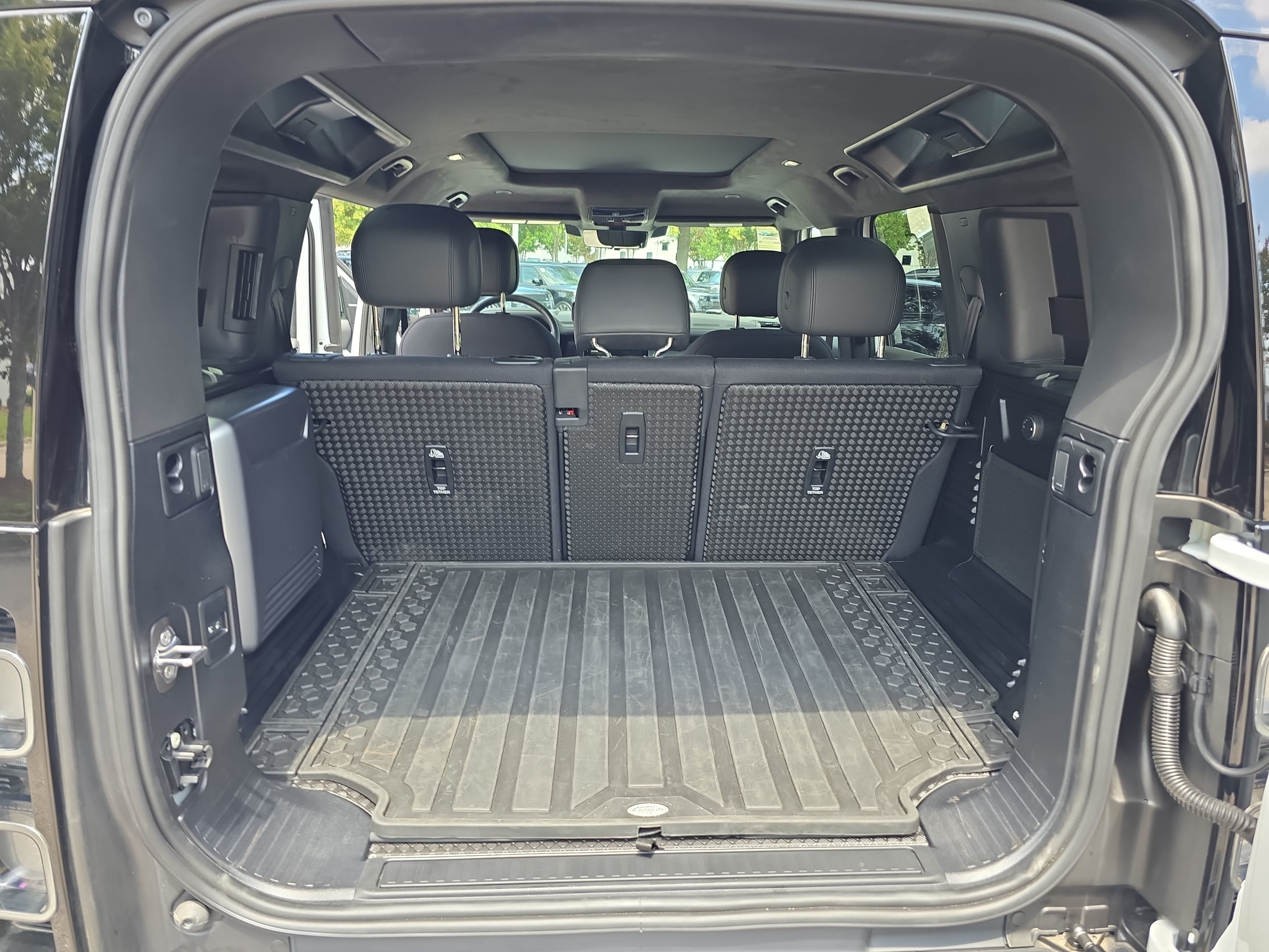Certified 2025 Land Rover Defender 110 V8 AWD/4WD image 12