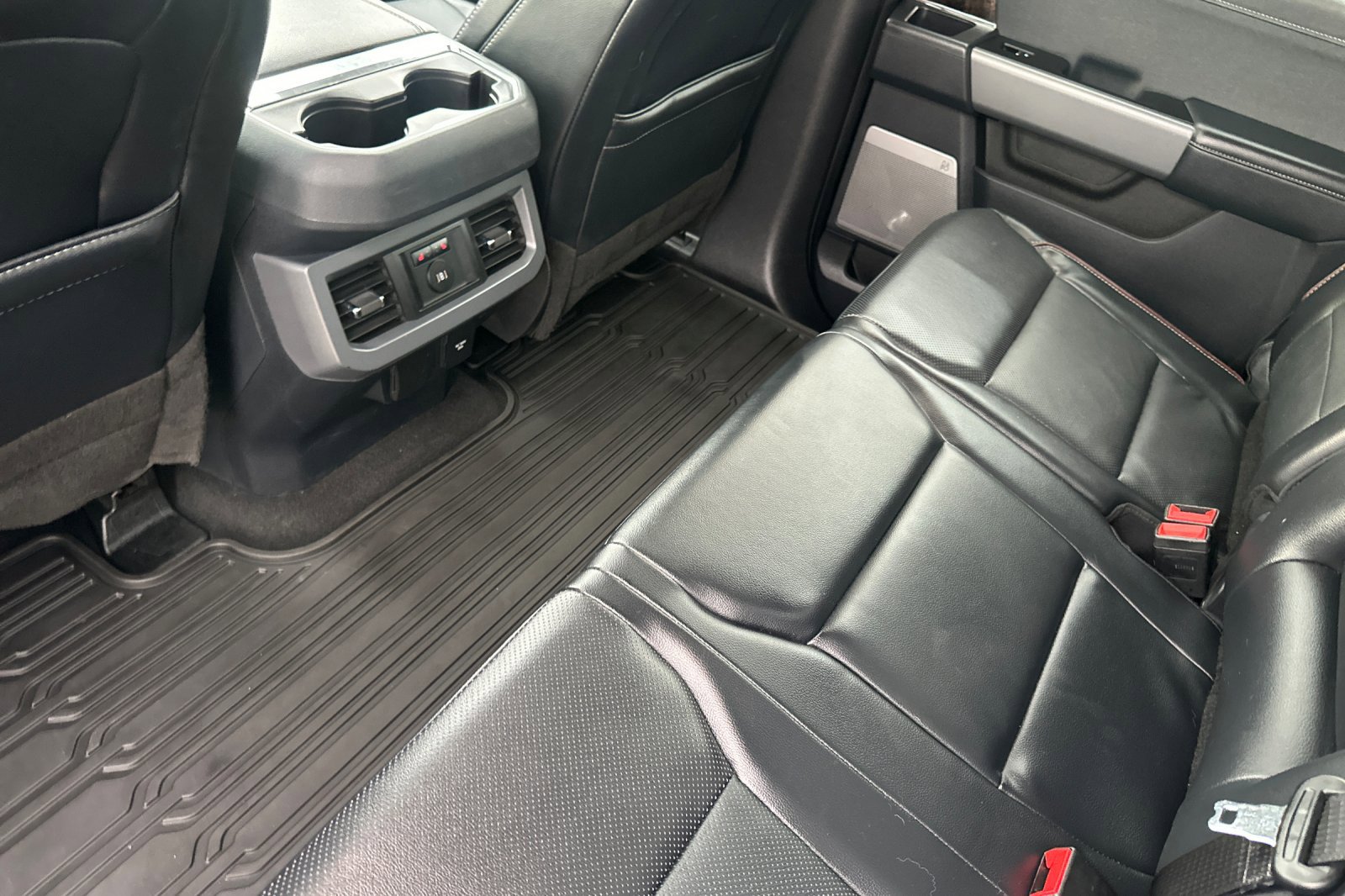 Used 2024 Ford F350 Lariat w/ Sport Appearance Package image 13