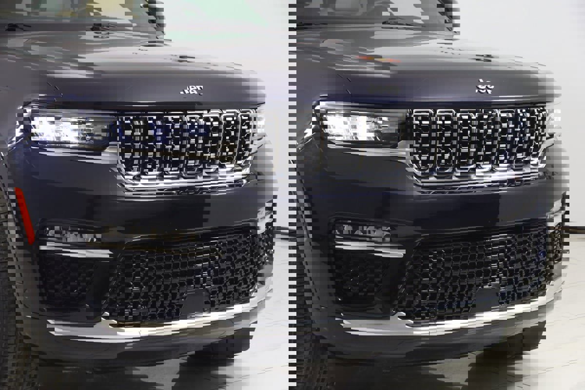 Used 2023 Jeep Grand Cherokee Summit w/ Luxury Tech Group V image 44